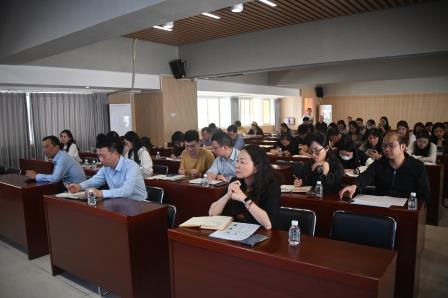 “践行‘三个一’，育满园桂香”德育沙龙座谈会