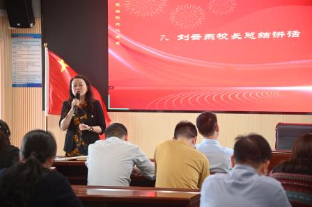 “践行‘三个一’，育满园桂香”德育沙龙座谈会