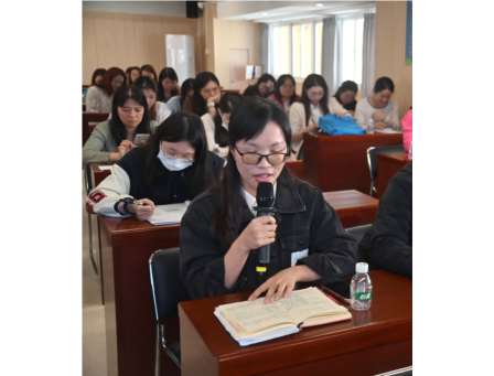 “践行‘三个一’，育满园桂香”德育沙龙座谈会