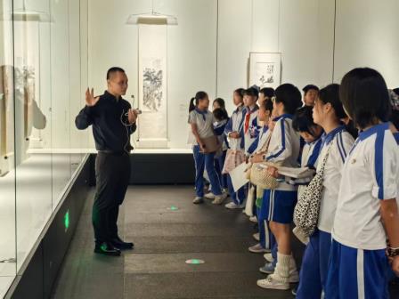 美育一件事｜行走美术馆——罗芳小学开展笔墨见精神，美育润童心实践活动  