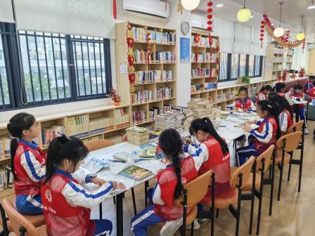 书香郎中润童心 巧手护书传文明——深圳市锦田教育集团锦田小学顺利开展图书修复工坊实践活动