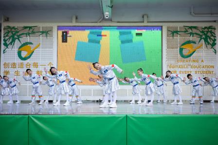 融中外智慧 启数字未来 —— 翠竹外国语实验学校二校区 2025 英语文化节开幕