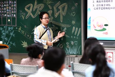方寸之地 育见未来 ——靖轩小学顺利召开2025-2026学年第一学期家长会