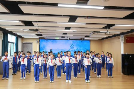 心怀感恩 与爱同行——布心小学开展“七色花”系列之青色花主题升旗仪式