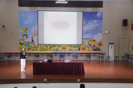家校同心育新苗 专家引领促成长——人民小学召开2025-2026学年第一学期家长会 
