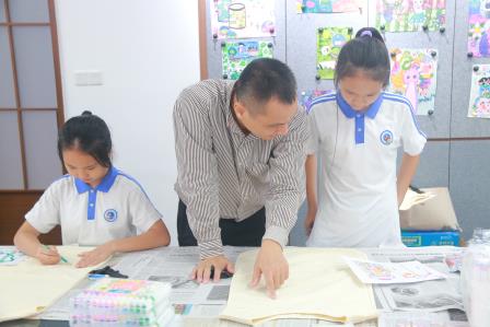 绘七彩阳光，展美育风采--罗芳小学学生“美育一件事•七彩阳光跑”领跑服绘制活动圆满落幕