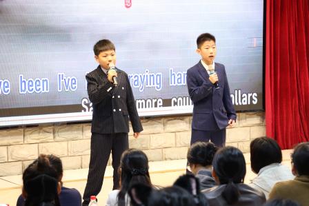 童声飞扬，唱响世界：太白实验学校首届英语十佳歌手大赛璀璨落幕