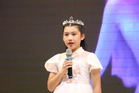 童声飞扬，唱响世界：太白实验学校首届英语十佳歌手大赛璀璨落幕