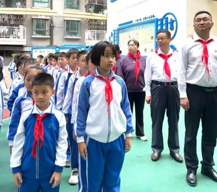 文德学校隆重举行中国少年先锋队新队员入队仪式