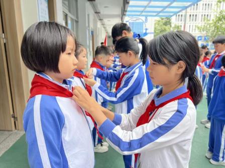 文德学校隆重举行中国少年先锋队新队员入队仪式