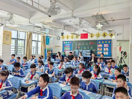 AI赋能启新思，专家引领研实效——罗湖区教科院“百人听千课”活动走进怡景小学