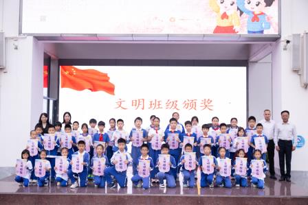 拉起心中防火线，筑起安全防火墙 ——第10周消防安全主题升旗仪式暨第38届校运会闭幕式