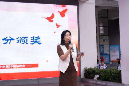 拉起心中防火线，筑起安全防火墙 ——第10周消防安全主题升旗仪式暨第38届校运会闭幕式