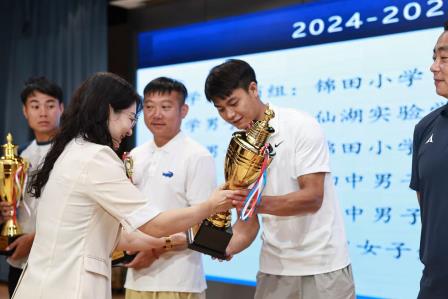 罗湖区校园足球联席会召开，我校荣膺“年度最佳学校”殊荣