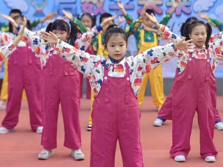 融中外智慧 启数字未来        ——景园实验小学举行第九届英语文化节开幕式