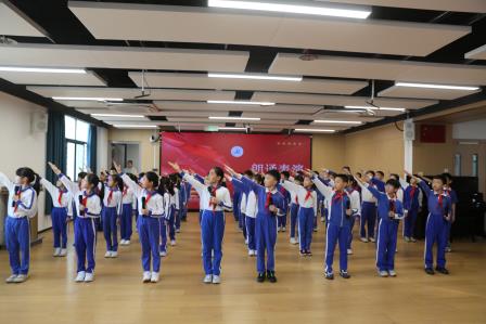 铭记历史 珍爱和平——布心小学举行“12·13国家公祭日”主题升旗仪式