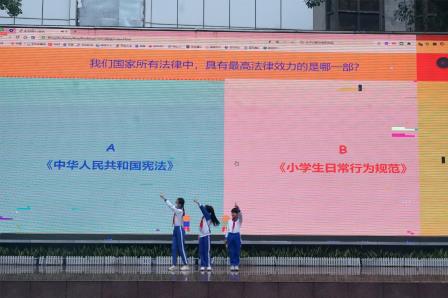 深学宪法精神，争做守法小公民 ——罗湖小学举行“宪法伴我成长”主题升旗仪式