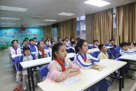 书香贯通古今 阅读深耘人生——新秀小学举行2025年阅读节古诗词讲解比赛 