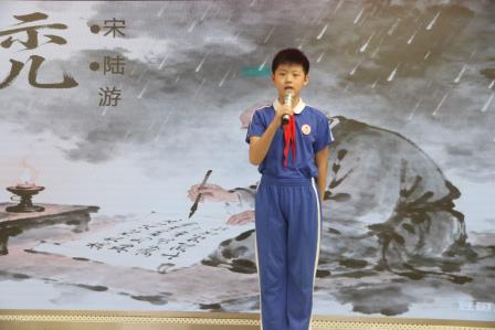 书香贯通古今 阅读深耘人生——新秀小学举行2025年阅读节古诗词讲解比赛 