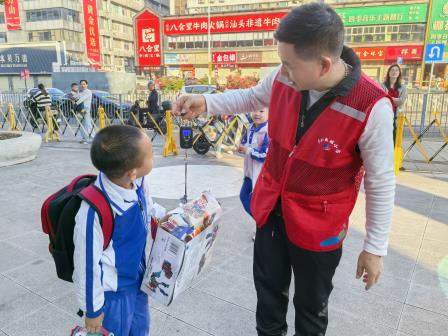 纸间传情暖罗湖，家校社共绘公益图 ——深圳市翠北实小以废纸为媒搭建青少年德育实践新平台