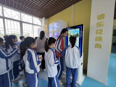 “荷美少年”成长看得见！洪湖小学开展“荷花值”兑奖活动