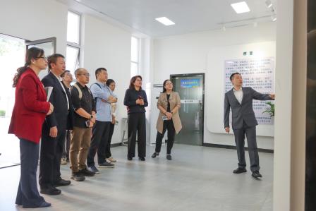 AI赋能课堂教学，人机共育助力成长——深圳市翠园文锦中学迎来专家团考察指导