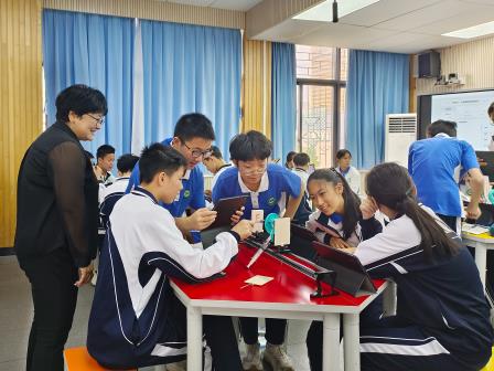 AI赋能课堂教学，人机共育助力成长——深圳市翠园文锦中学迎来专家团考察指导