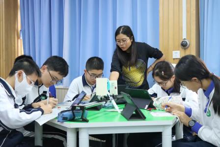 AI赋能课堂教学，人机共育助力成长——深圳市翠园文锦中学迎来专家团考察指导