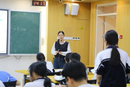 同课异构探路径 专家讲座明方向 ——深北莫附属布心中学初三数学教研活动提质增效