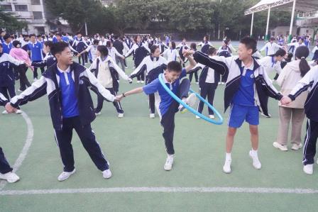 欢乐赶“猪”显巧思，默契传圈聚心力 ——罗外初中举行初三年级减压趣味活动
