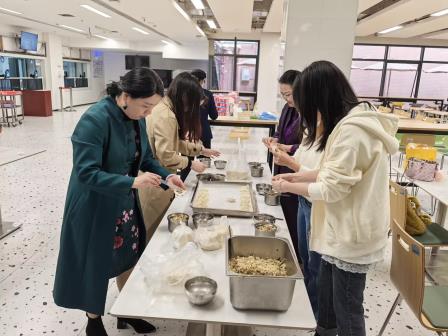 松韵迎冬至，工会裹饺香添馔苑 泉声喜亚岁，教工围炉情暖校园--深圳市松泉实验学校举办“迎冬至·包饺子”活动