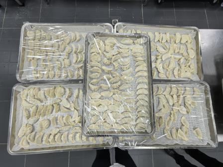 松韵迎冬至，工会裹饺香添馔苑 泉声喜亚岁，教工围炉情暖校园--深圳市松泉实验学校举办“迎冬至·包饺子”活动