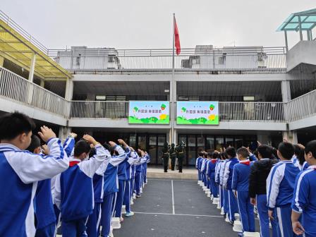 坚守交通安全，关爱生命旅程 ——翠北实验小学举行主题升旗仪式（第十四周）