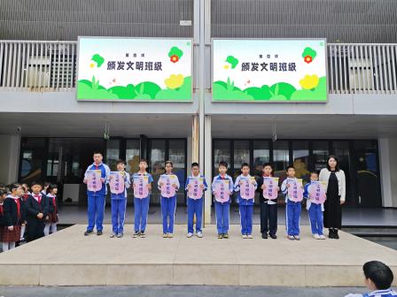 坚守交通安全，关爱生命旅程 ——翠北实验小学举行主题升旗仪式（第十四周）