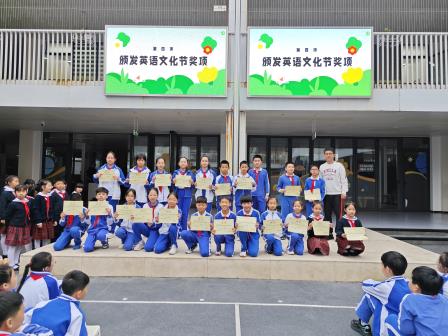 坚守交通安全，关爱生命旅程 ——翠北实验小学举行主题升旗仪式（第十四周）