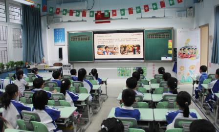 铭礼石畔传雅韵，南湖学子习礼风 ——书记、校长高红妹开讲礼仪教育课