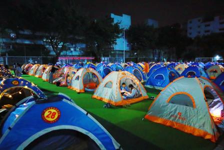 罗湖实验学校举行亲子方言朗诵和帐篷夜读活动