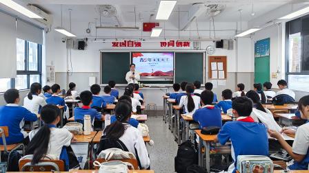 弘扬宪法精神，筑牢成长基石 ——翠园文锦中学开展“宪法进校园”主题班会活动