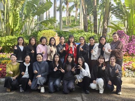 漫步东湖秋色  笑揽菊韵师情——景园实验小学开展教职工徒步赏菊心理团建活动