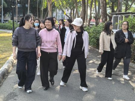 漫步东湖秋色  笑揽菊韵师情——景园实验小学开展教职工徒步赏菊心理团建活动