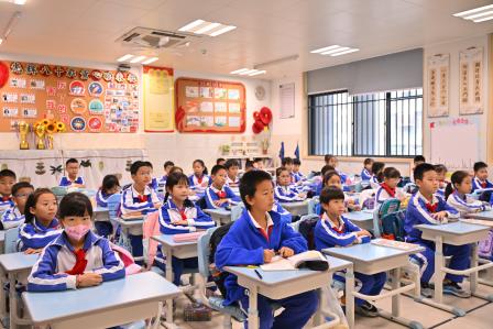 点燃创新火花，探索科学奇妙 ——深圳市翠北实验小学第17周主题班会