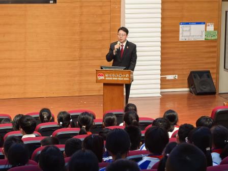 法治种子播撒少年心间——深圳市水库小学开展“宪法进校园”活动