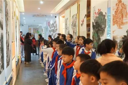 翰墨飘香润童心 美育花开满校园 ——钟锦波国画作品展在罗湖小学开幕