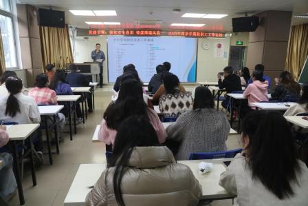 筑牢校园发展双防线——新秀小学开展师德师风与校园安全专题培训