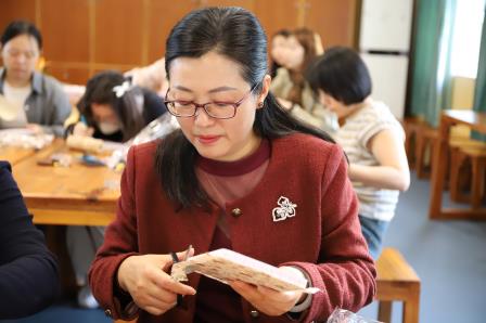 指尖生花，篮载温情 ——星园学校2025年秋季学期工会迎元旦手工编织活动