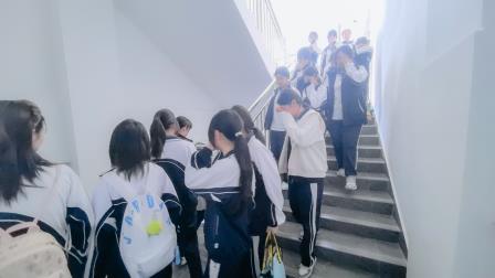 筑牢安全防线，守护校园平安 ——华美外国语学校2025年秋季学期消防地震应急疏散演练