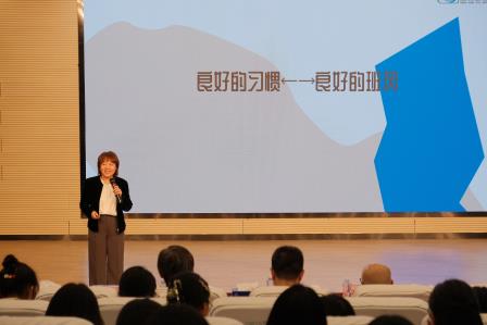 名师引领深耕课堂，教育智慧启迪未来——韩山师范学院2025年秋季学期汉语言文学专业实习生见习观摩暨广东省陈荪名教师工作室、广东省赵红燕名班主任工作室联合研修活动