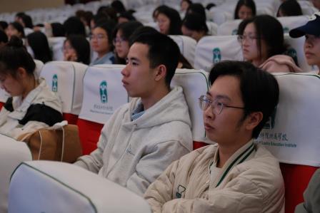 名师引领深耕课堂，教育智慧启迪未来——韩山师范学院2025年秋季学期汉语言文学专业实习生见习观摩暨广东省陈荪名教师工作室、广东省赵红燕名班主任工作室联合研修活动