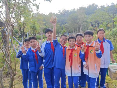 翠湖研学趣无穷！洪湖学子解锁土壤密码，亲手堆肥养萝卜
