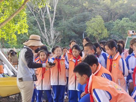 翠湖研学趣无穷！洪湖学子解锁土壤密码，亲手堆肥养萝卜